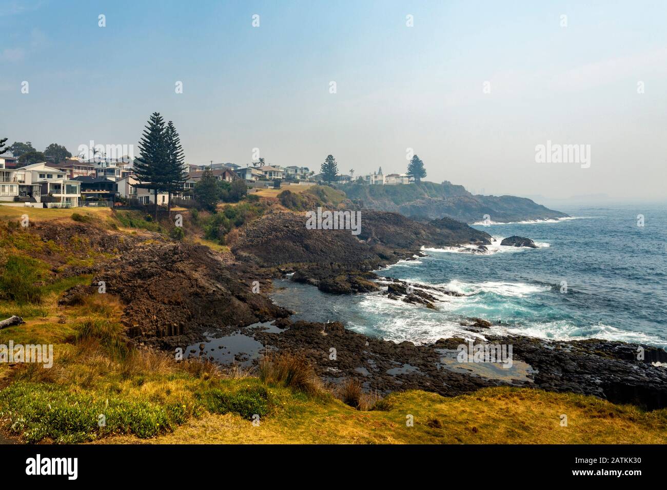 Vista della linea di prepuzio di basalto, vista dalla piattaforma di vedetta dal Piccolo Blowhole a Tingira Crescent, Kiama, Costa Meridionale, NSW, New South Wa Foto Stock