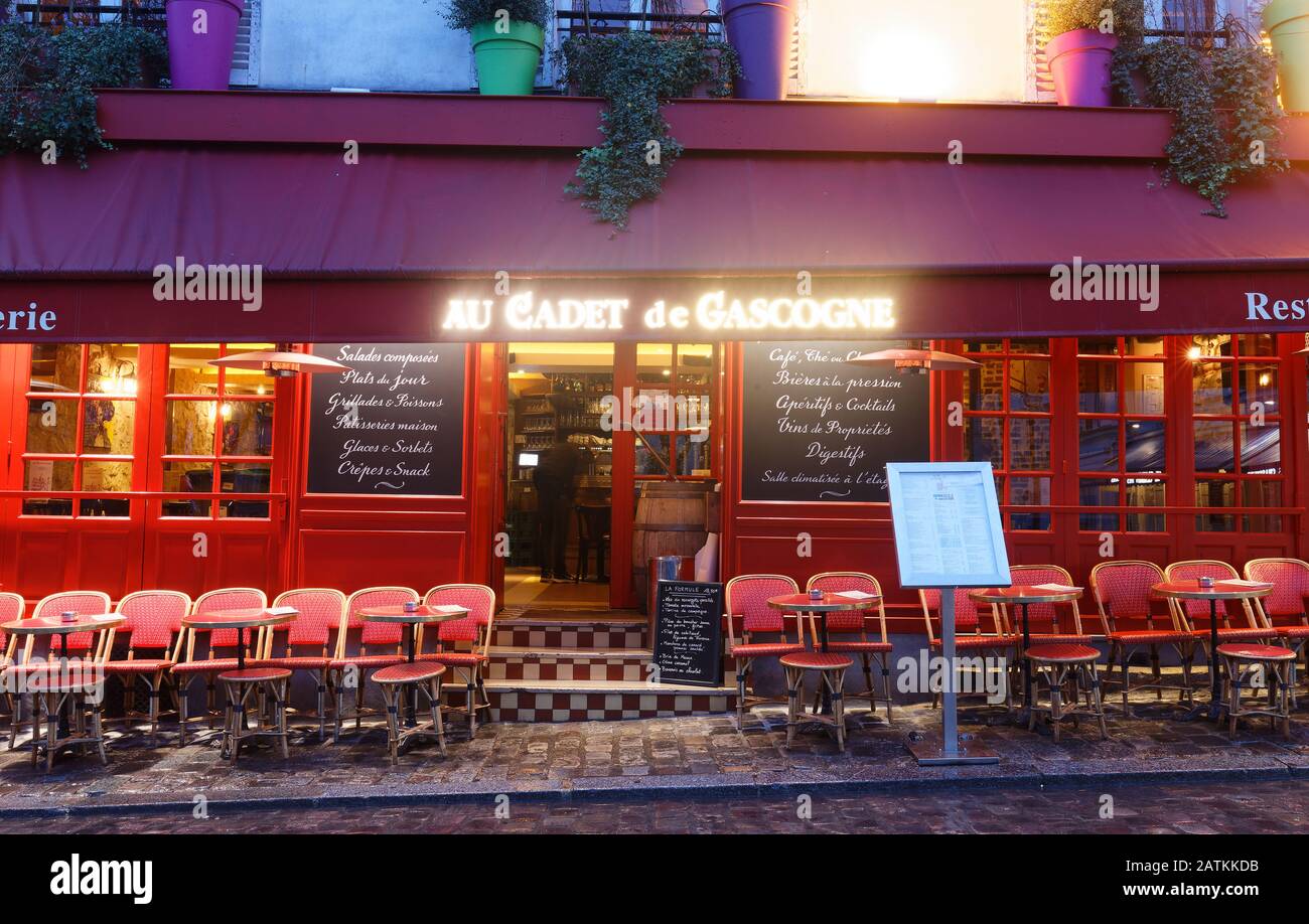 Au Cadet de Gascogne al mattino piovoso . E' un ristorante francese tradizionale nel quartiere di Montmartre, Parigi, Francia. Foto Stock