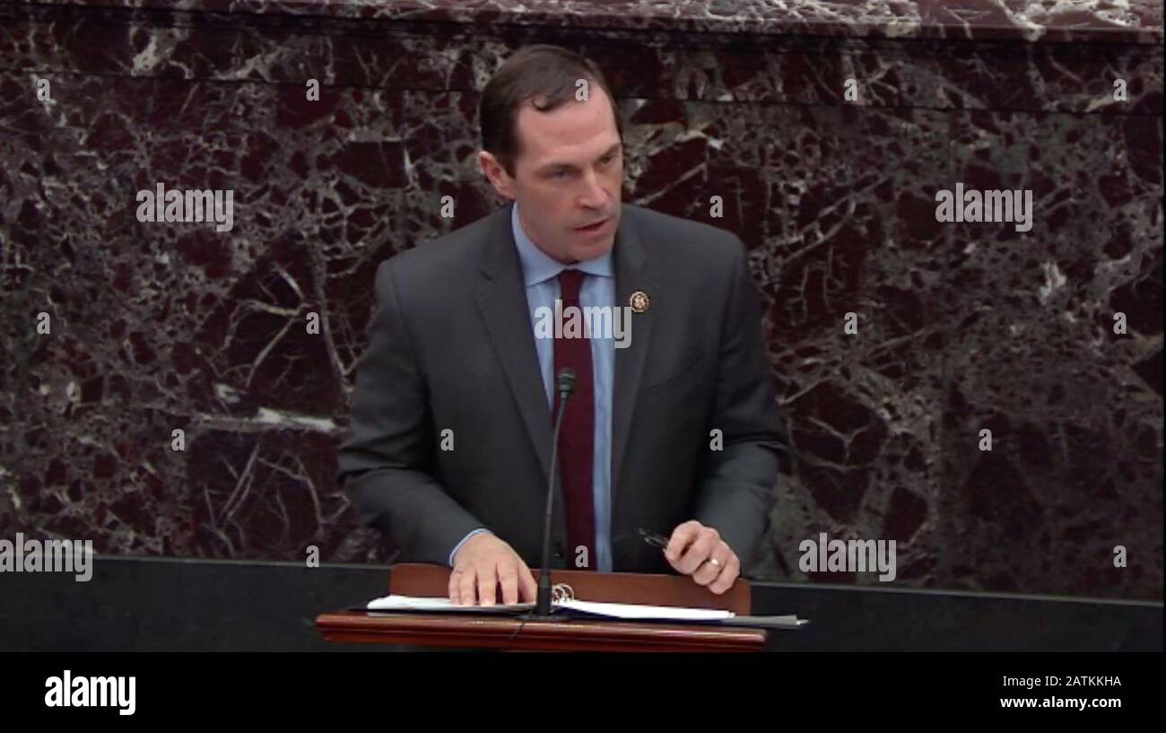 In questa immagine della televisione del Senato degli Stati Uniti, il rappresentante degli Stati Uniti Jason Crow (democratico del Colorado) fa la sua argomentazione conclusiva durante il processo di impeachment del presidente degli Stati Uniti Donald J. Trump al Senato degli Stati Uniti nel Campidoglio a Washington, DC lunedì 3 febbraio 2020.Crediti obbligatori: Televisione del Senato degli Stati Uniti via CNP /MediaPunch Foto Stock