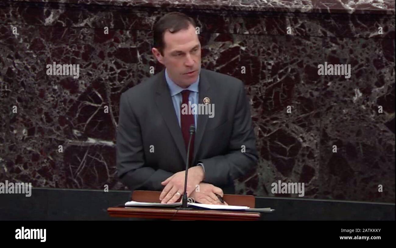 In questa immagine della televisione del Senato degli Stati Uniti, il rappresentante degli Stati Uniti Jason Crow (democratico del Colorado) fa la sua argomentazione conclusiva durante il processo di impeachment del presidente degli Stati Uniti Donald J. Trump al Senato degli Stati Uniti nel Campidoglio a Washington, DC lunedì 3 febbraio 2020.Crediti obbligatori: Televisione del Senato degli Stati Uniti via CNP /MediaPunch Foto Stock