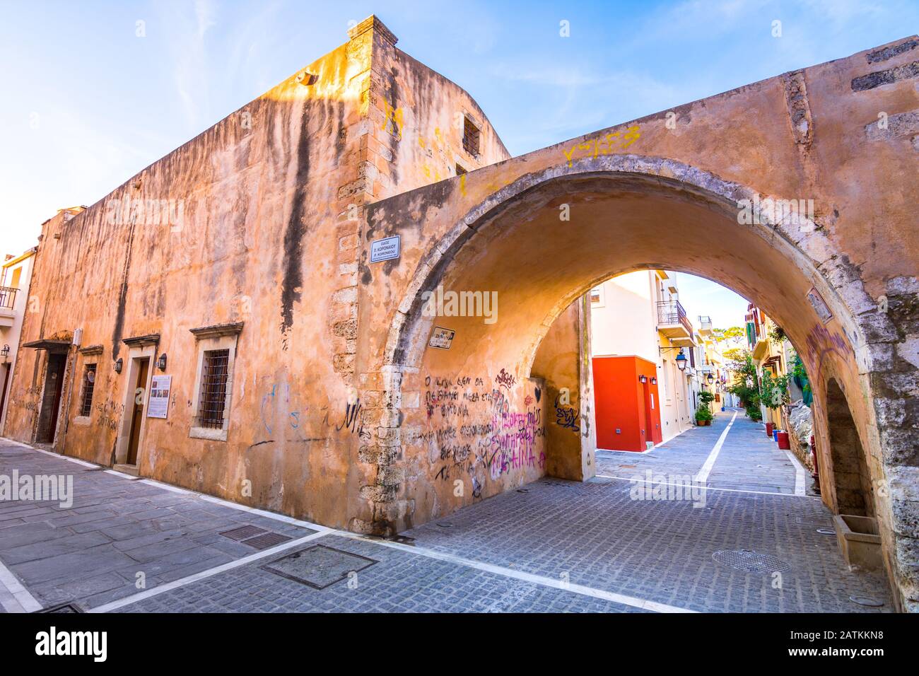 Strada stretta nel centro storico di Rethymno, Creta, Grecia. Foto Stock