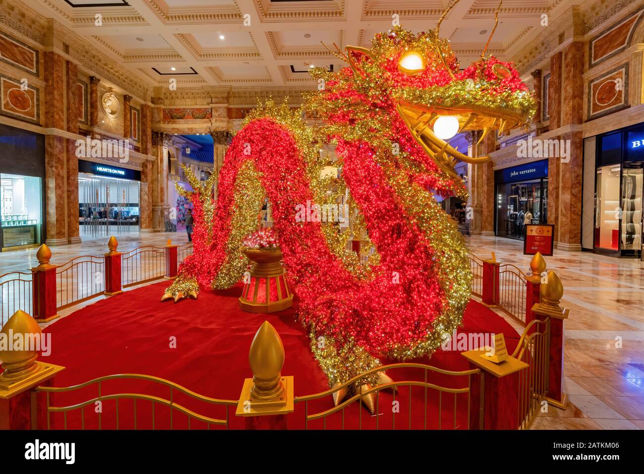 Las Vegas, 28 gennaio: Grande drago rosso nel Forum Shops il 28 GENNAIO 2020 a Las Vegas, Nevada Foto Stock