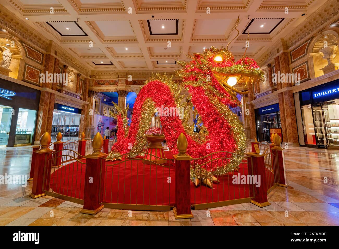 Las Vegas, 28 gennaio: Grande drago rosso nel Forum Shops il 28 GENNAIO 2020 a Las Vegas, Nevada Foto Stock
