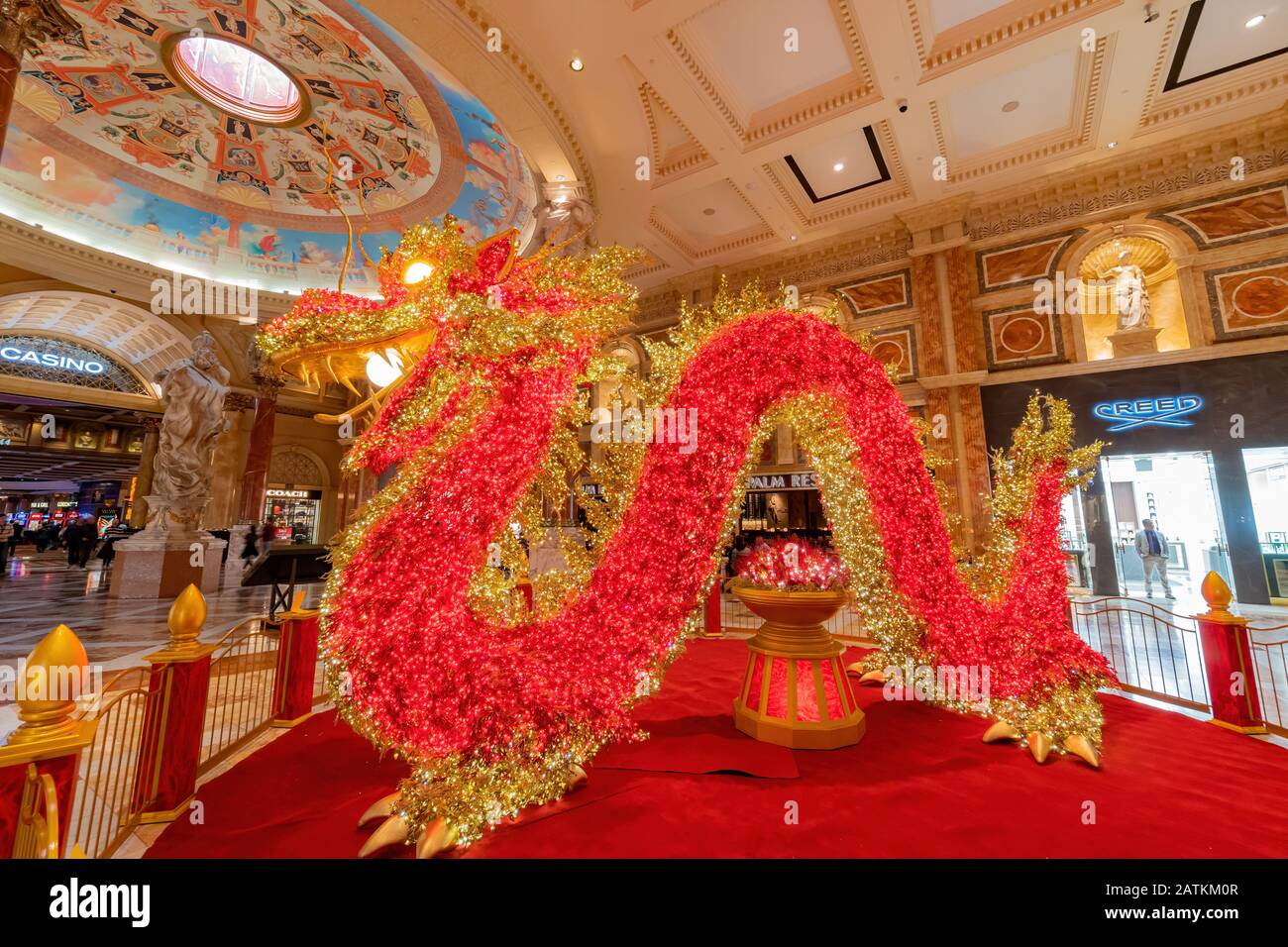 Las Vegas, 28 gennaio: Grande drago rosso nel Forum Shops il 28 GENNAIO 2020 a Las Vegas, Nevada Foto Stock