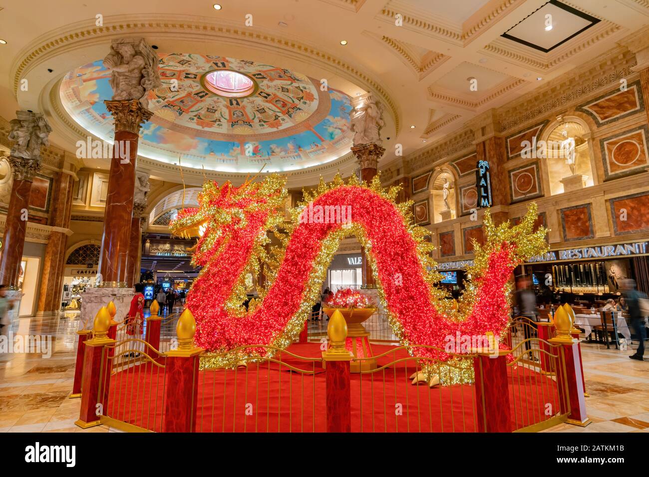 Las Vegas, 28 gennaio: Grande drago rosso nel Forum Shops il 28 GENNAIO 2020 a Las Vegas, Nevada Foto Stock