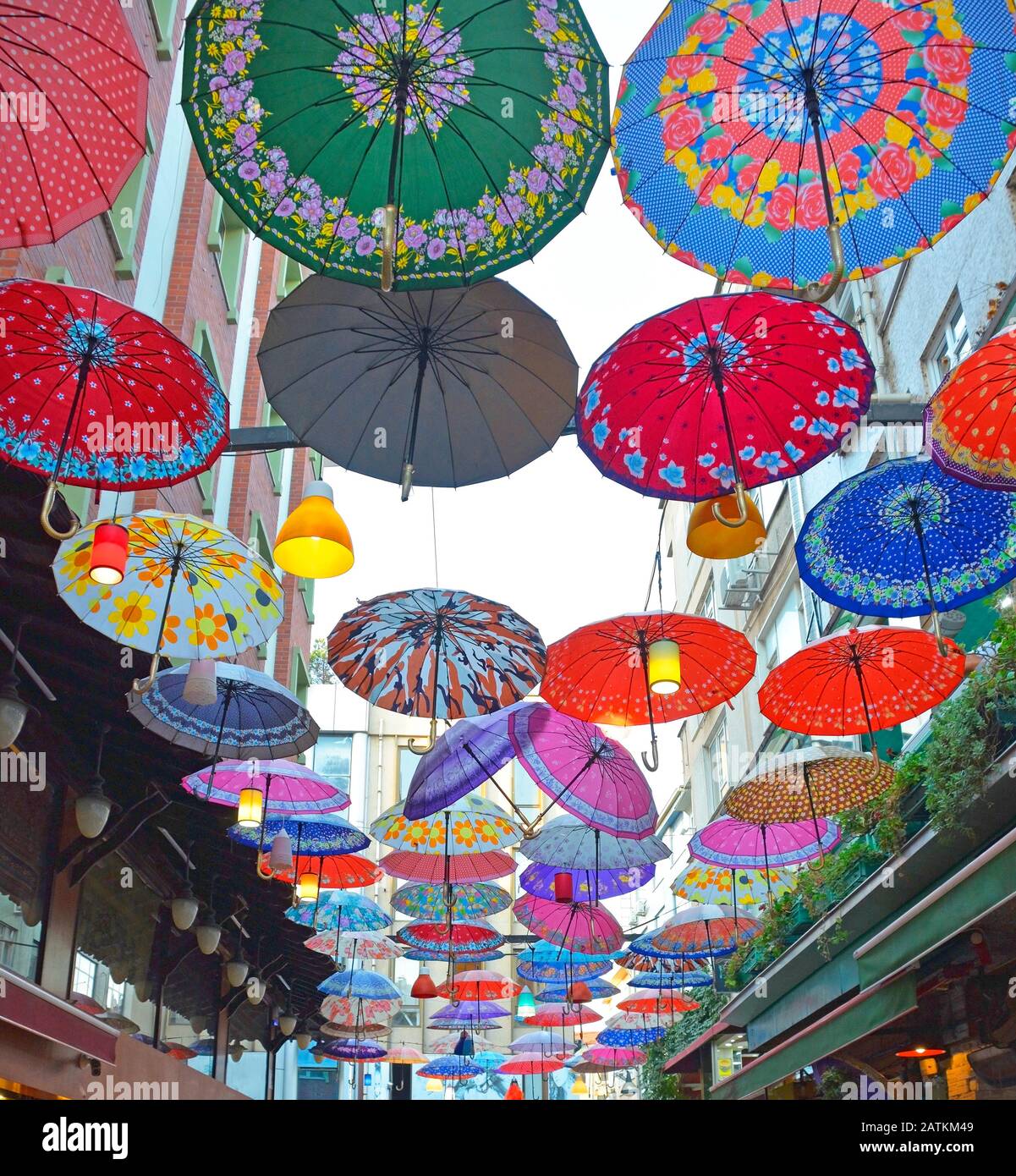 Ombrelloni colorati pendono dal cielo coprendo una strada nel quartiere Moda di Kadikoy sul lato asiatico di Istanbul, Turchia Foto Stock