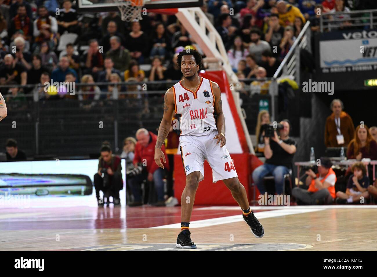 Virtus Roma, che vede Oriora Pistoia passo 80-81 dopo il cesto 2" dalla fine di Johnson, esce sconfitto ancora una volta sulla sirena. Partita giocata in memoria di Kobe Bryant, celebrata dalle due squadre con una camicia indossata durante il riscaldamento. (Foto Di Domenico Cippitelli/Pacific Press) Foto Stock