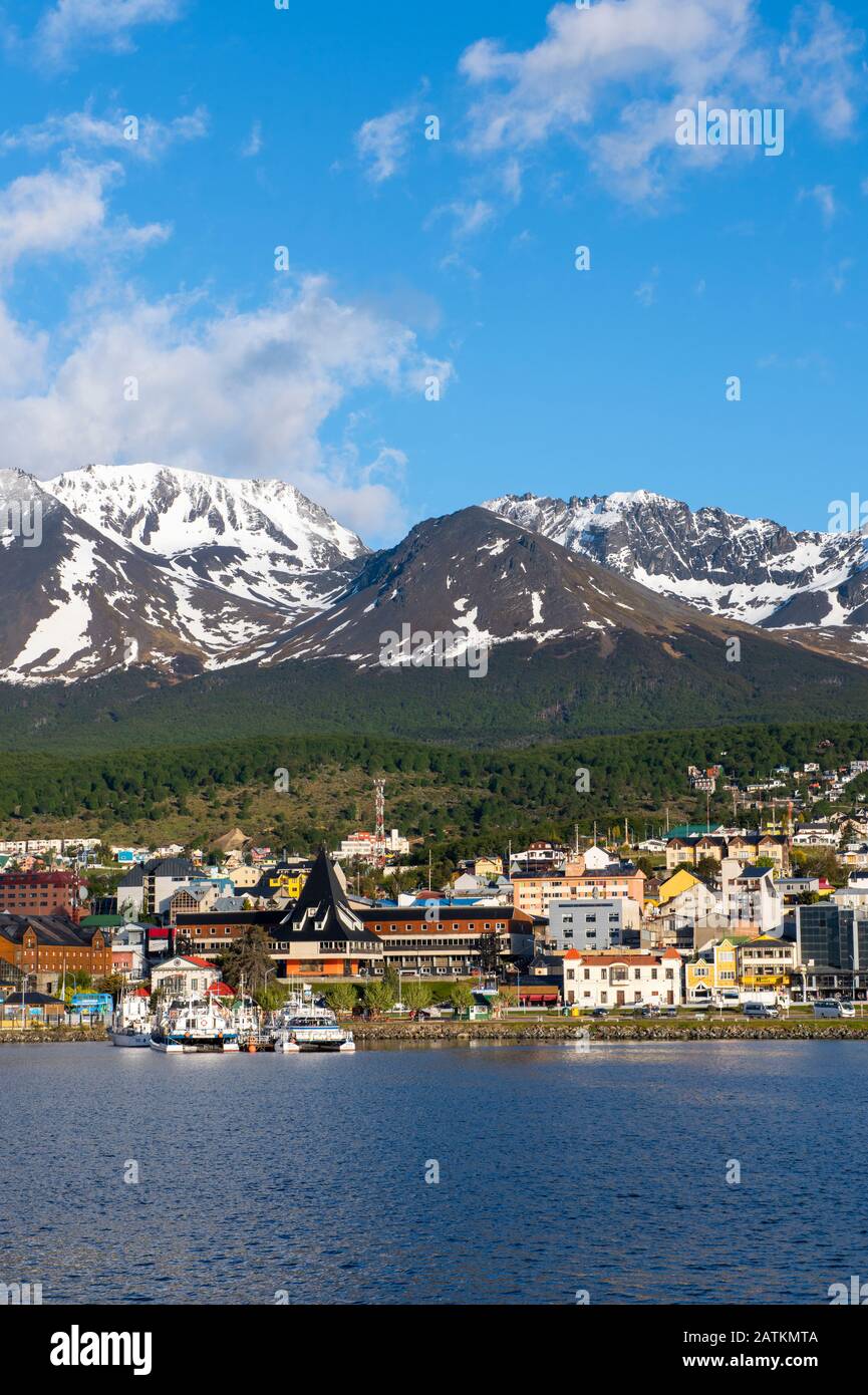 Argentina, Ushuaia. Vista della città sul lungomare e sulla zona del porto con la campagna panoramica in lontananza. Foto Stock