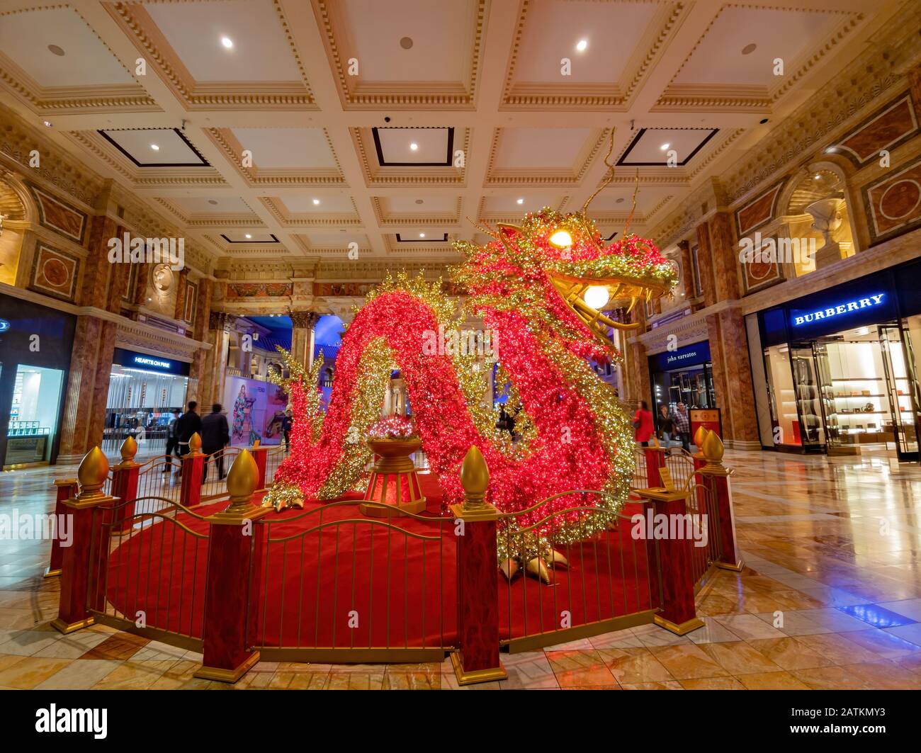 Las Vegas, 28 gennaio: Grande drago rosso nel Forum Shops il 28 GENNAIO 2020 a Las Vegas, Nevada Foto Stock