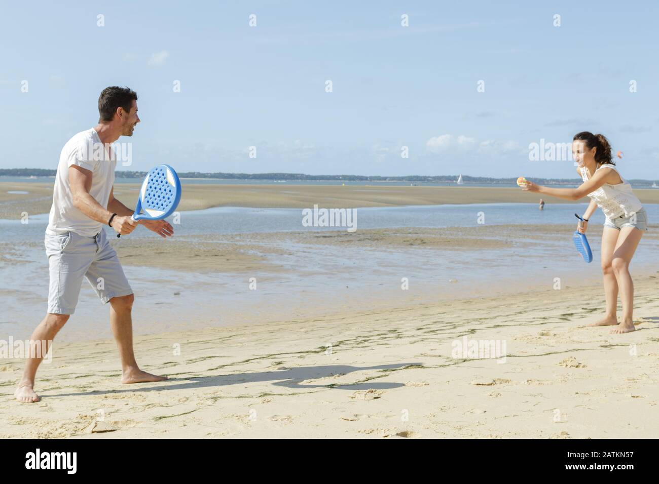 coppia giocare a beach tennis gioco sulla sabbia Foto Stock