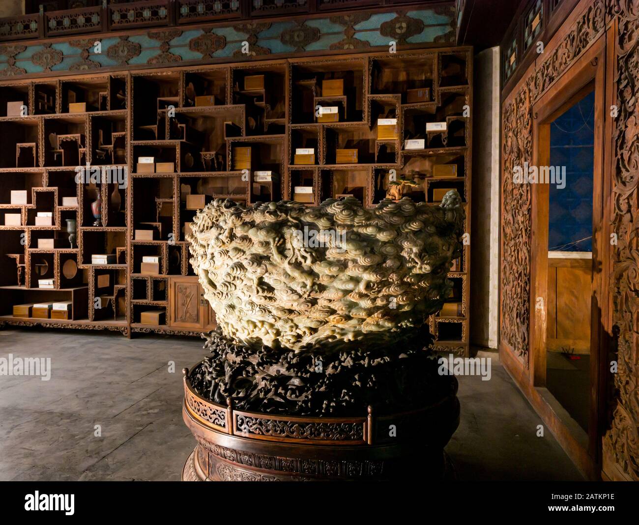 Camera interna con grande ciotola di giada e ripiani portaoggetti, Città Proibita, Pechino, Cina, Asia Foto Stock