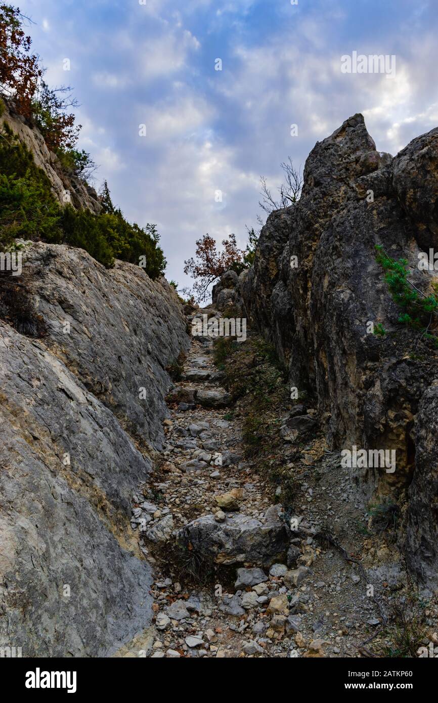 La scalinata in pietra delle Alpi francesi catturata durante un'escursione Foto Stock