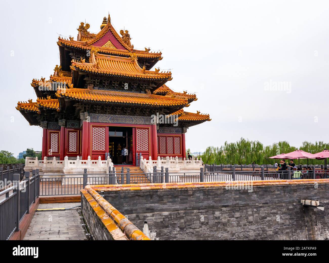 Passerella di livello superiore lungo le mura del palazzo con la Torre d'angolo, la Città Proibita, Pechino, Cina, Asia Foto Stock