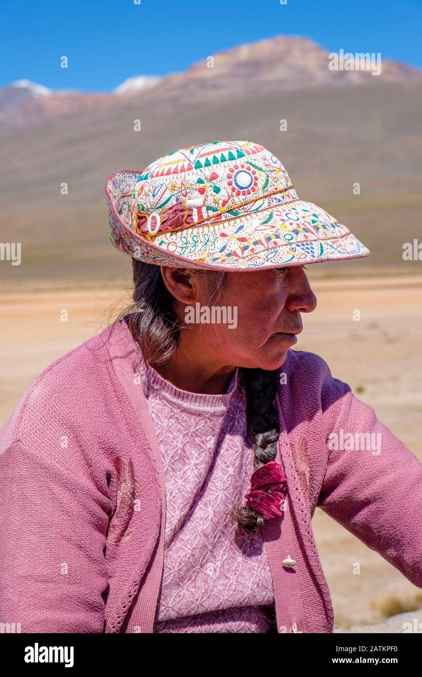 Donna peruviana con cappello ricamato tradizionale, Colca Canyon, Reserva Nacional Salinas y Aguada Blanca, Salinas e Riserva Nazionale Aguada Blanca Foto Stock