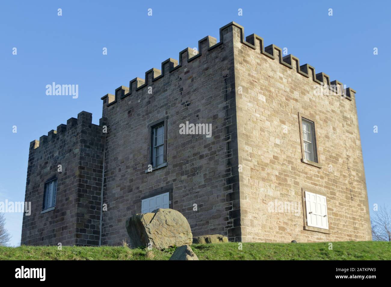 Boston Castle un rifugio di caccia a Rotherham costruito nel 1775 girato dal basso Foto Stock