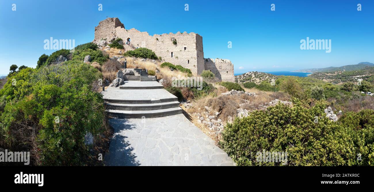 Scale attraverso cespugli alle rovine del castello medievale Kritinia con il mare in backgraound (Rodi, Grecia) Foto Stock