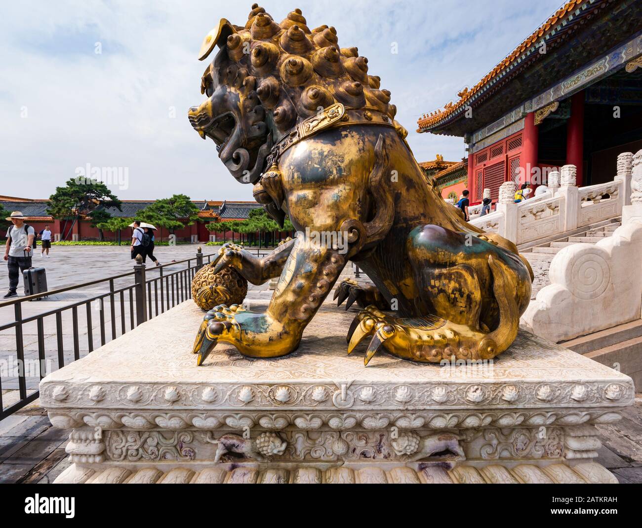 Qing-era oro guardiano leone o cane foo, Sala Della Supremazia Imperiale, Corte Interna, Città Proibita, Pechino, Cina, Asia Foto Stock