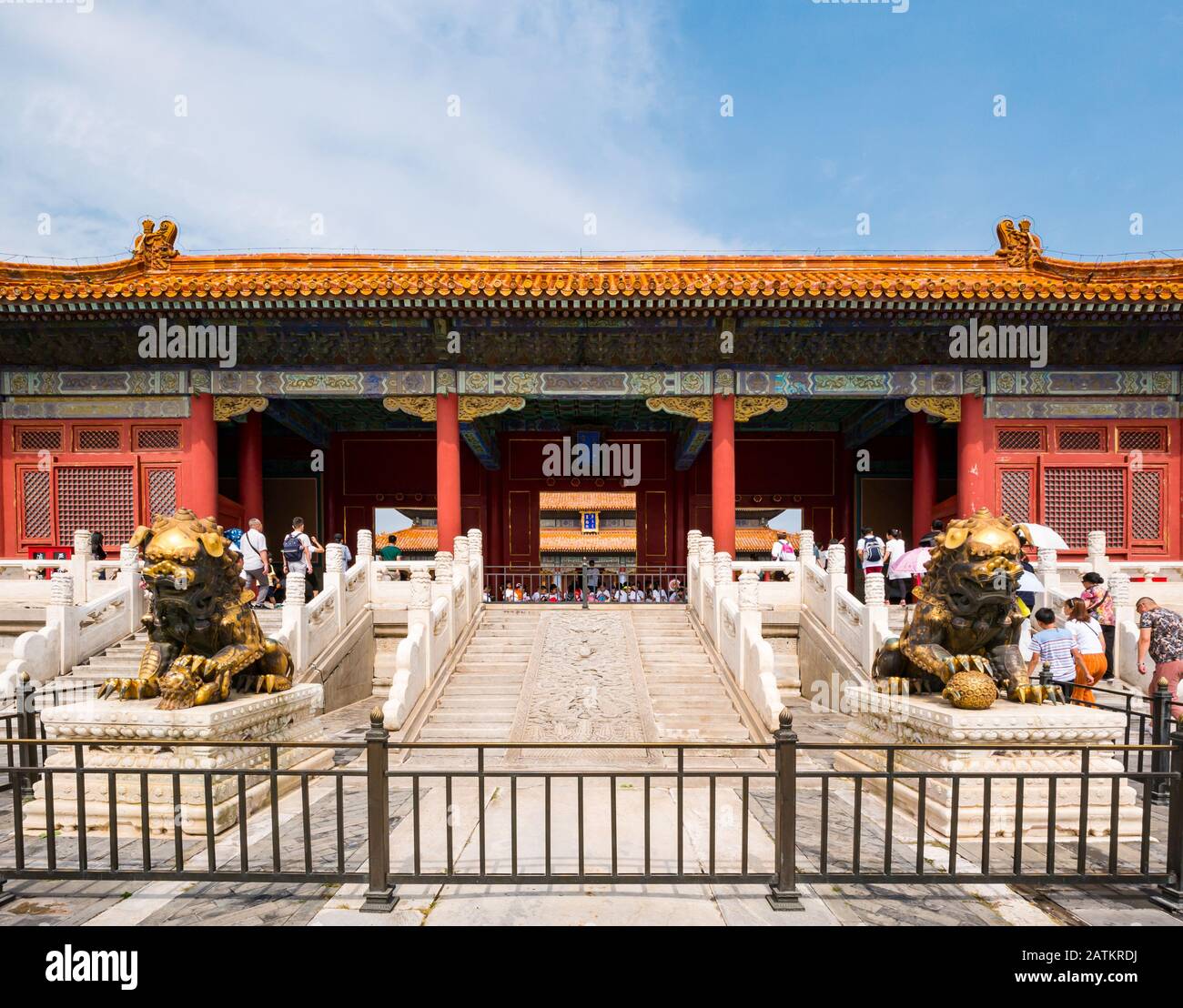 Leoni o cani nemici guardiani d'oro di Qing-era, Sala Della Supremazia Imperiale, Corte Interna, Città Proibita, Pechino, Cina, Asia Foto Stock
