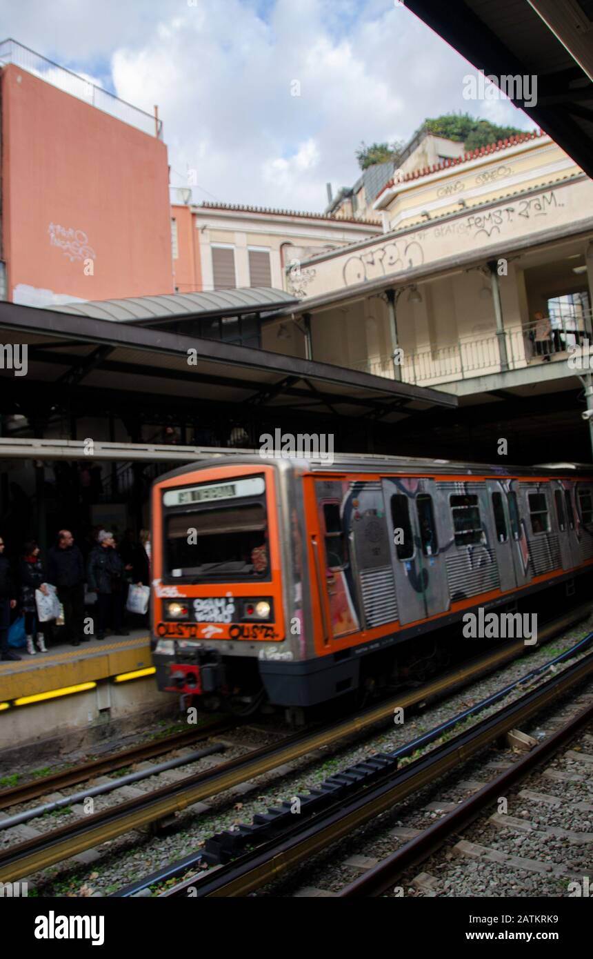 Stazione della metropolitana di Monasteraki ad atene una delle stazioni piu' trafficate con autentici vagoni per graffiti e ferrovia elettrica Foto Stock