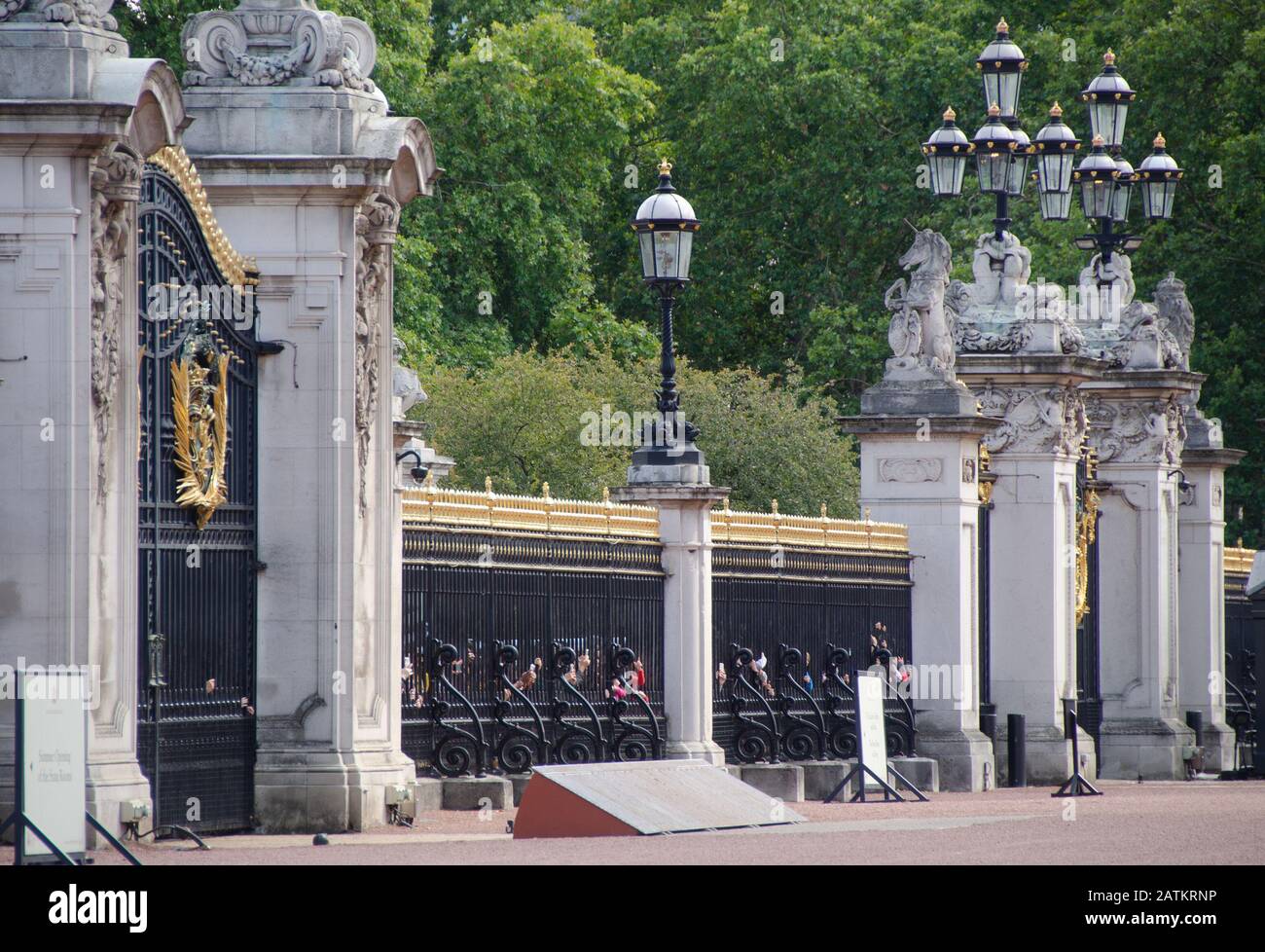 Buckingham Palace e comprende il Dominion Gates (Canada , Australia e Africa del Sud e dell'Ovest) progettato con ferro battuto dalla Bromsgrove Guild Foto Stock