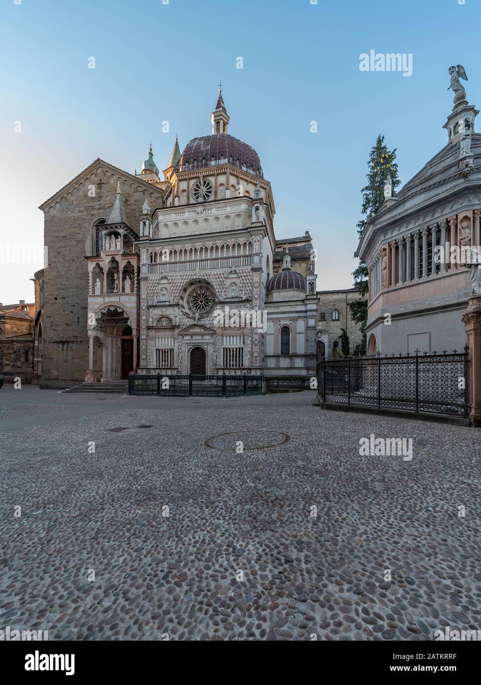 Vista su una chiesa storica italiana. Basilica di Santa Maria maggiore a Bergamo alta, città lombarda Foto Stock