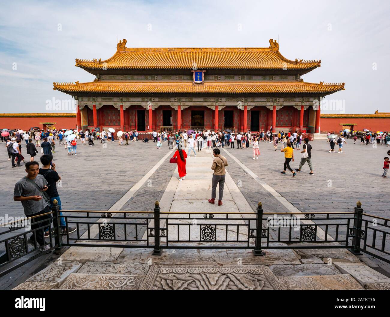 Turisti Di Fronte Alla Hall Of Conserve Harmony (Baohedian), Corte Esterna, Città Proibita, Pechino, Cina, Asia Foto Stock