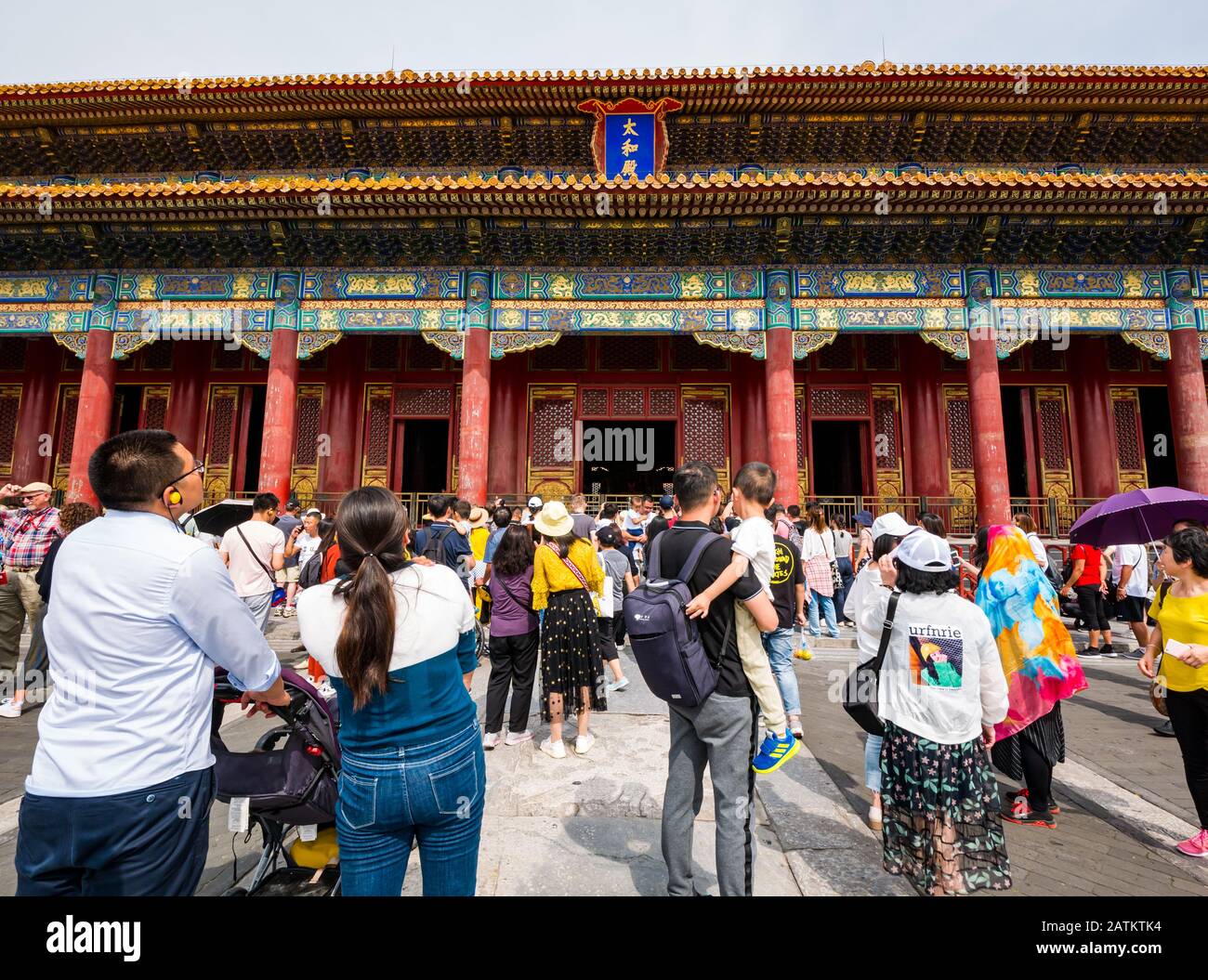 Folla di turisti di fronte alla Hall of Supreme Harmony (Taihedian), Corte Esterna, Città Proibita, Pechino, Cina, Asia Foto Stock