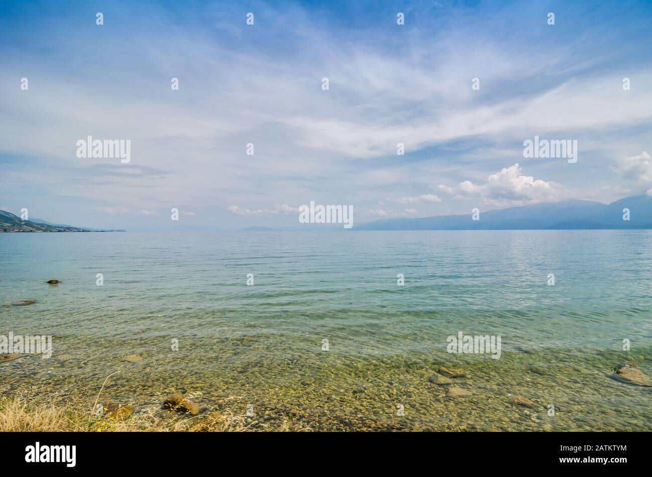 Costa del lago di Ohrid con acque cristalline in Albania Foto Stock
