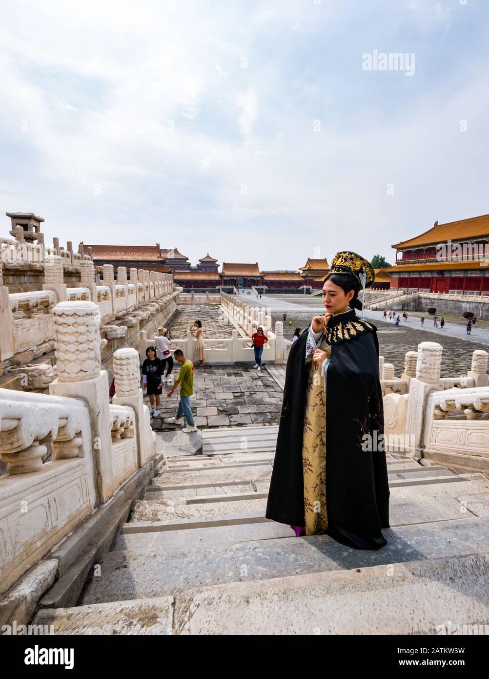 Donna che posa con costume reale cinese d'epoca, Corte Esterna, Città Proibita, Pechino, Cina, Asia Foto Stock