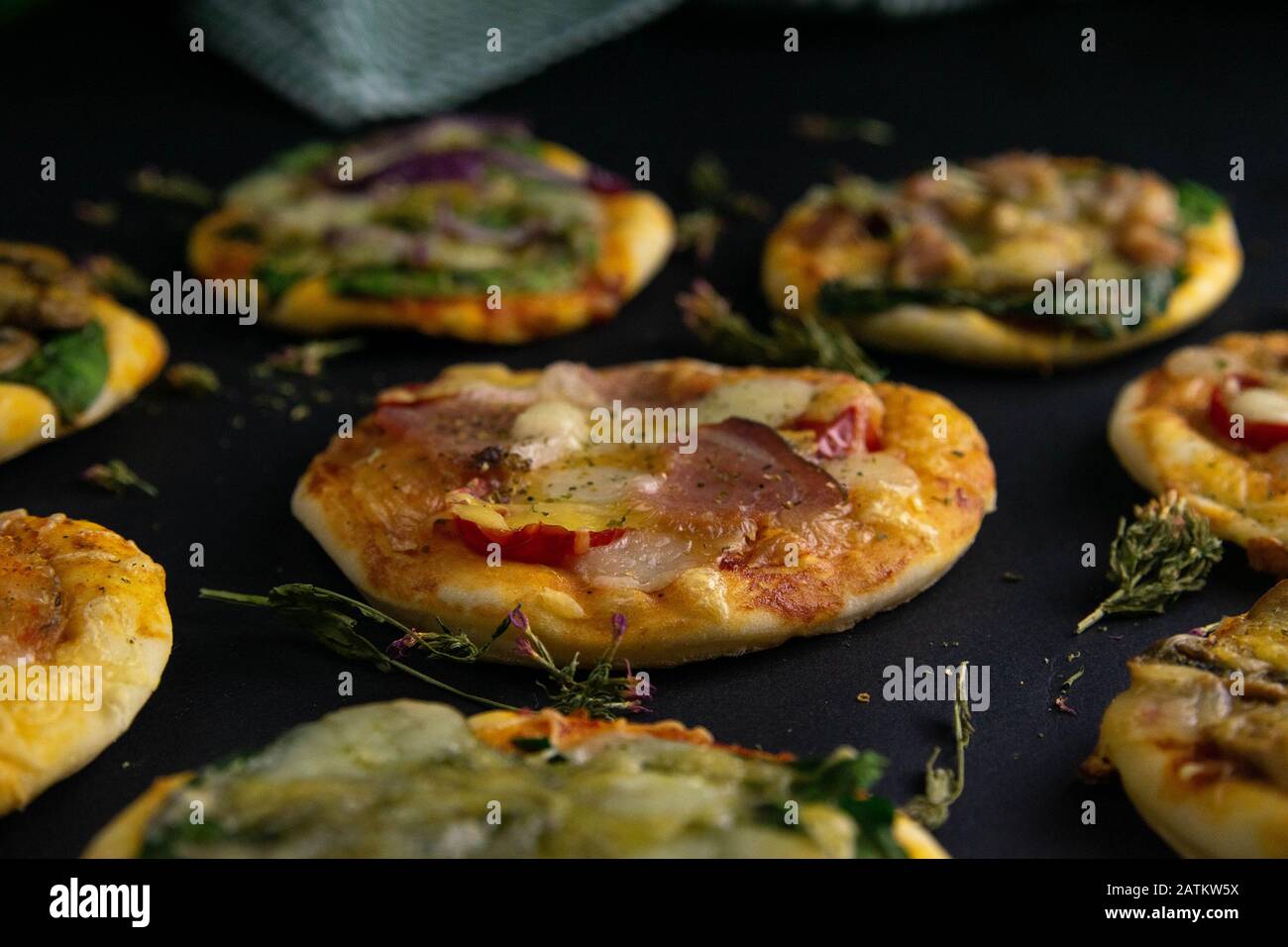 Piccola mini pizza. Set di mini pizze diverse. Pizza: Con gamberi, funghi, spinaci e cipolle, con pancetta, paperoni, pomodori Foto Stock