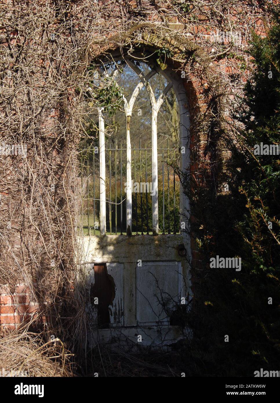 Porta gotica in an18th centuiry giardino di cucina murata Foto Stock