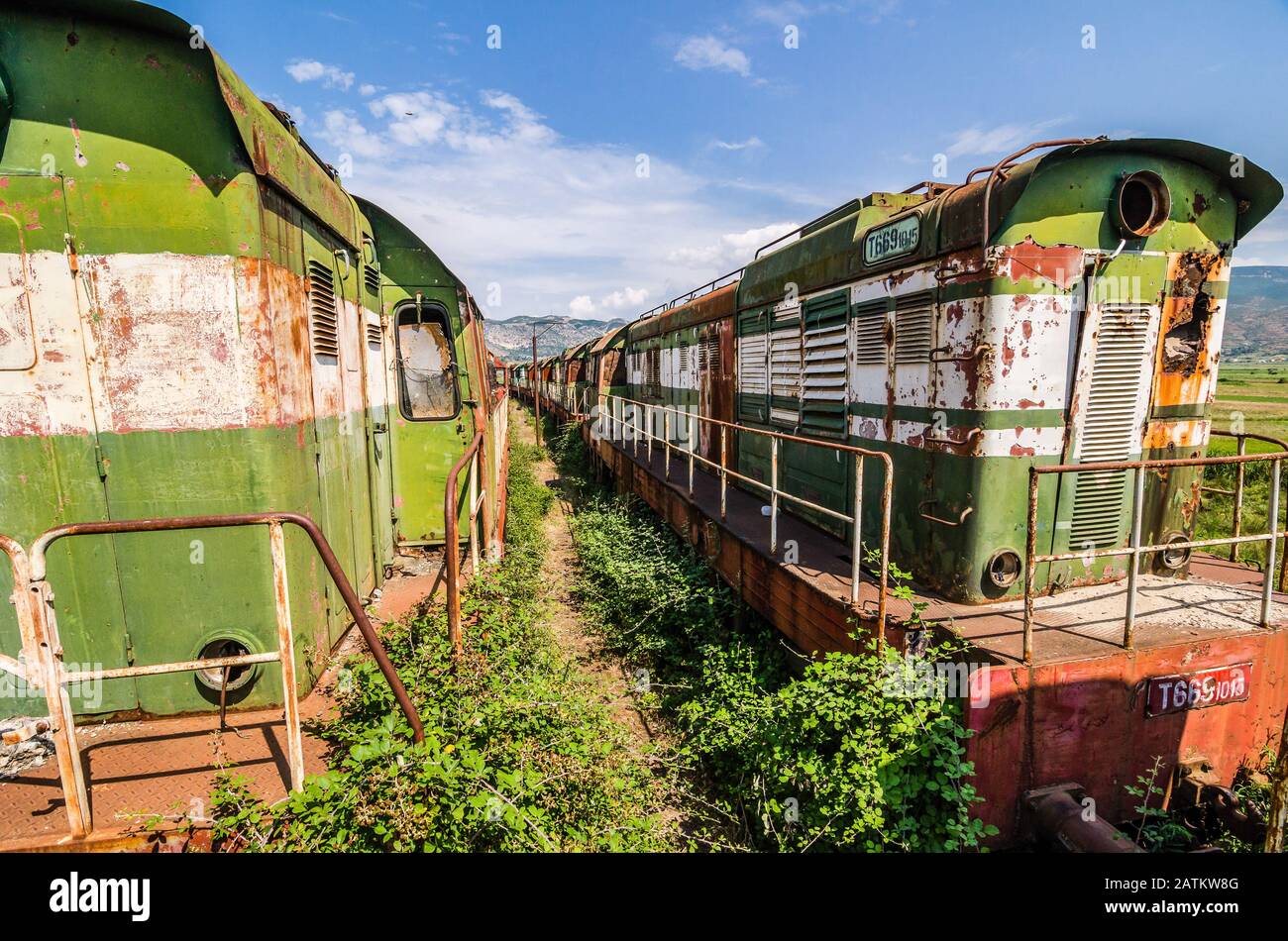 Perrenjas, Albania - 07 Agosto 2014. Vecchie locomotive abbandonate nella stazione ferroviaria Foto Stock