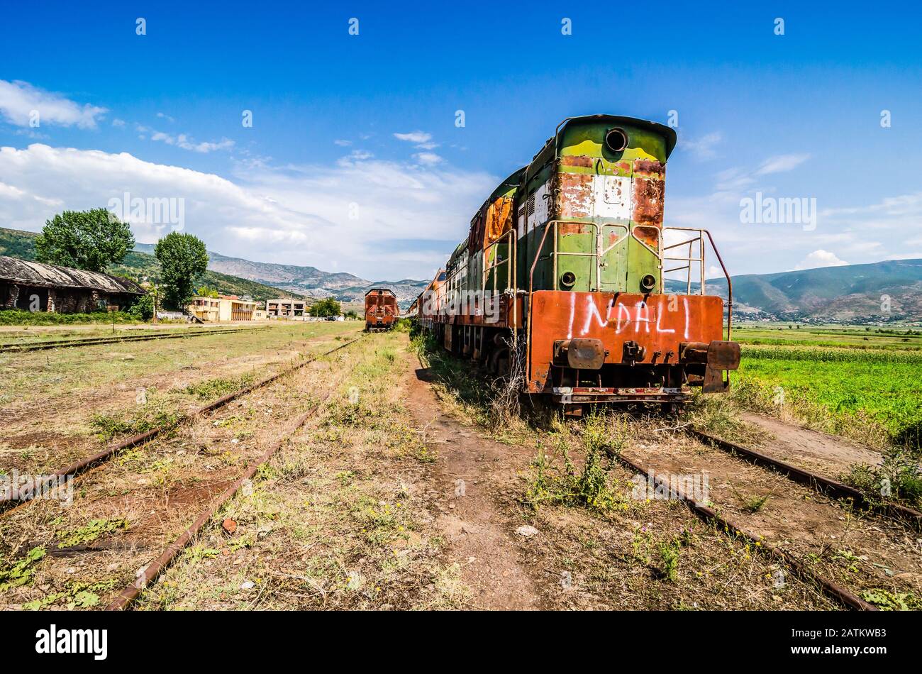 Perrenjas, Albania - 07 Agosto 2014. Vecchie locomotive abbandonate nella stazione ferroviaria Foto Stock