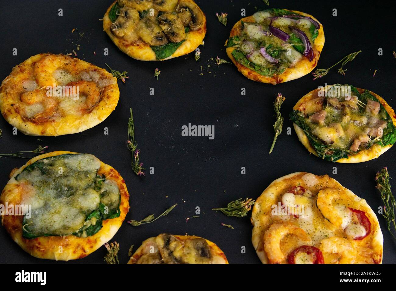 Piccola mini pizza. Set di mini pizze diverse. Pizza: Con gamberi, funghi, spinaci e cipolle, con pancetta, paperoni, pomodori Foto Stock