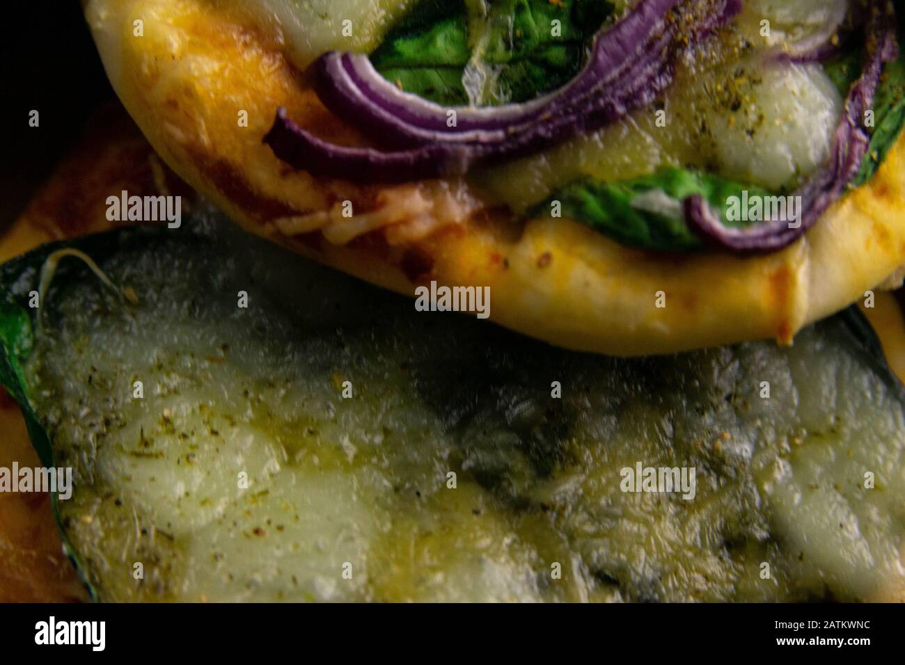 Piccola mini pizza. Set di mini pizze diverse. Su un vassoio pizza: Con gamberi, funghi, spinaci e cipolle, con pancetta, paperoni, con Foto Stock