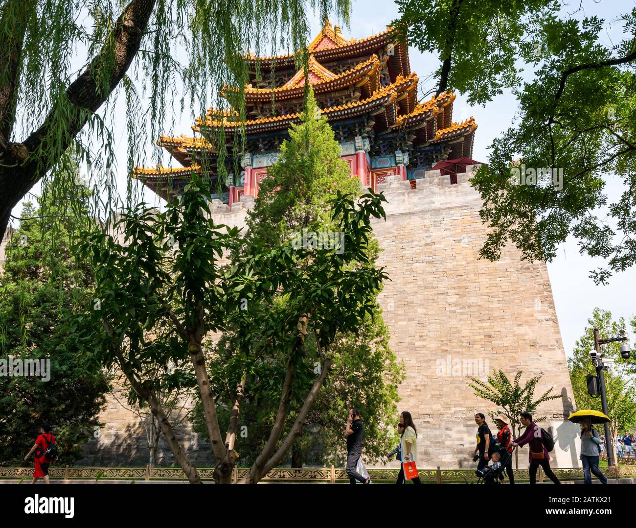 I turisti passavano accanto alla Torre d'angolo e alle alte mura, la Città Proibita, Pechino, Cina, Asia Foto Stock