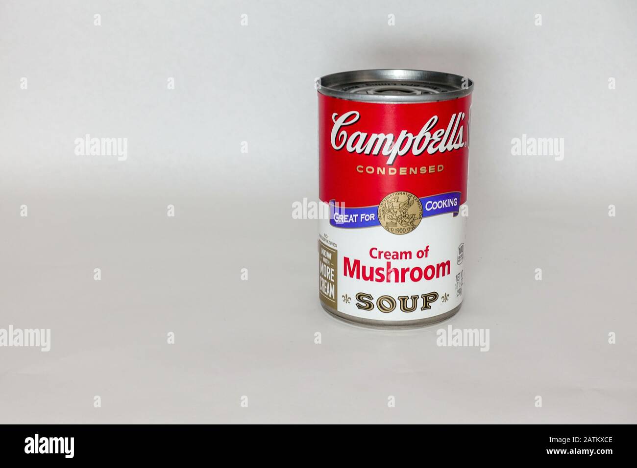 Orlando, FL/USA-2/3/20: Una lattina di crema Campbells di zuppa di funghi. Foto Stock