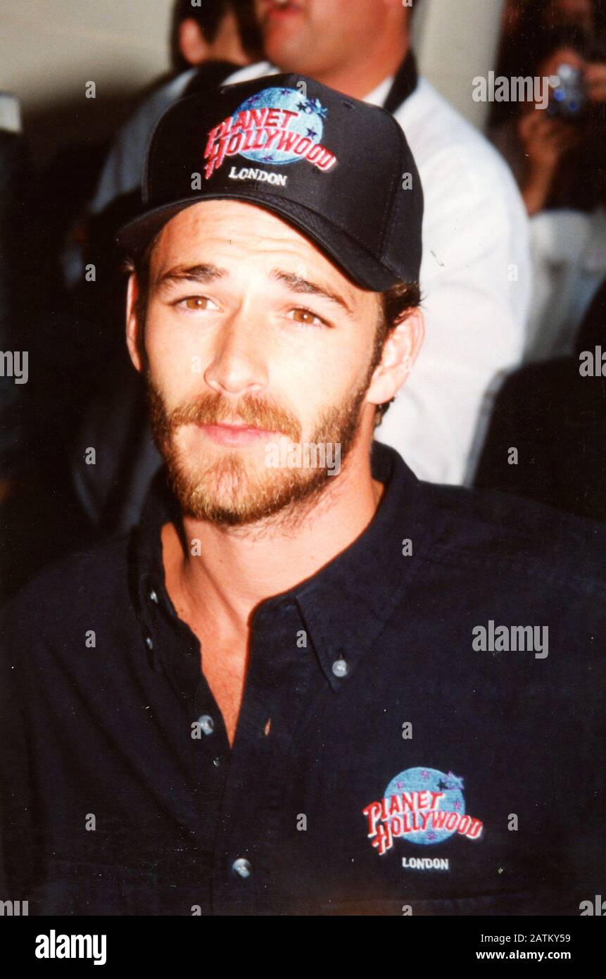 Londra, Regno Unito. BIBLIOTECA. MID 1990s. Luke Perry al Planet Hollywood a Londra. AGGIORNATO:22.03.19. Ref:11-220319-001. Credito: Landmark Media / Mediapunch. Foto Stock