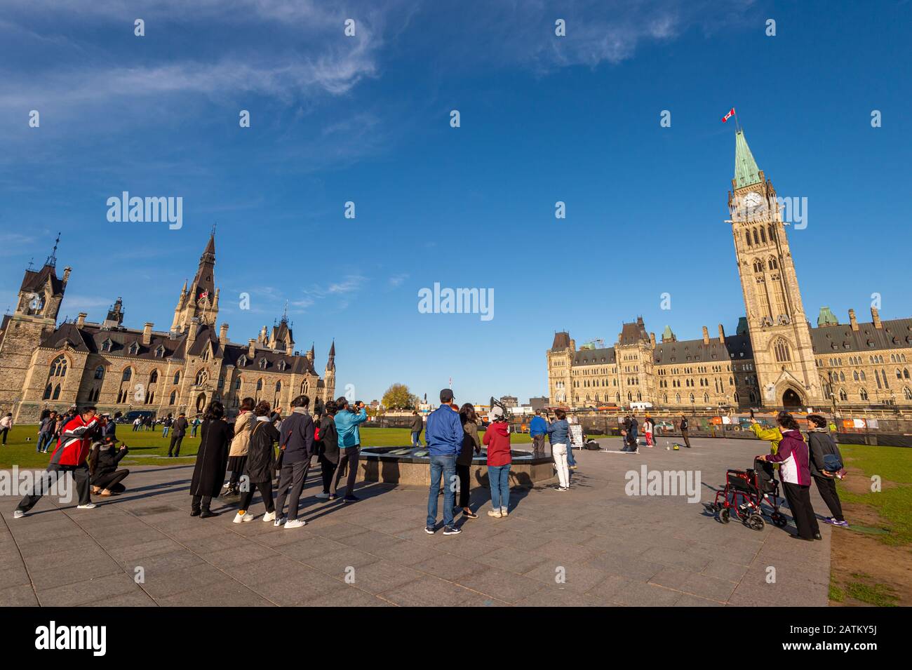 Ottawa, CANADA - 9 ottobre 2019: Turisti che scattano foto davanti al Parlamento canadese a Ottawa. Foto Stock