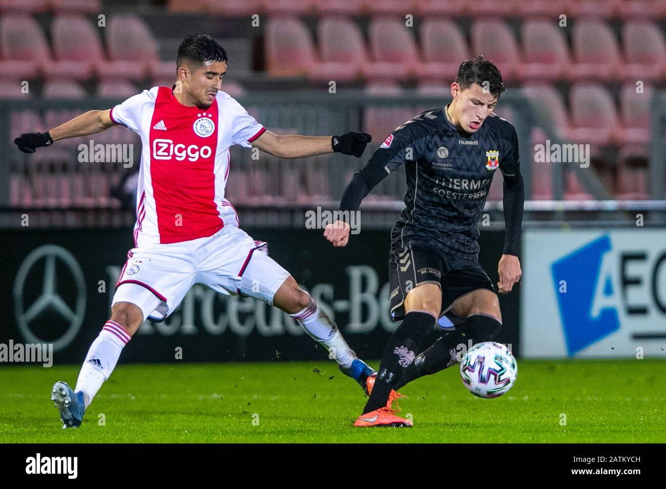 Amsterdam, Paesi Bassi. 03rd Feb, 2020. Amsterdam, Sportpark De Toekomst, 03-02-2020, stagione 2019/2020, olandese Keuken Kampioen Divie. Risultato finale 5-1, Jong Ajax giocatore Jasper ter Heide (L) GA Eagles giocatore Jenthe Mertens (r) durante la partita Jong Ajax - Go Ahead Eagles Credit: Pro Shots/Alamy Live News Foto Stock