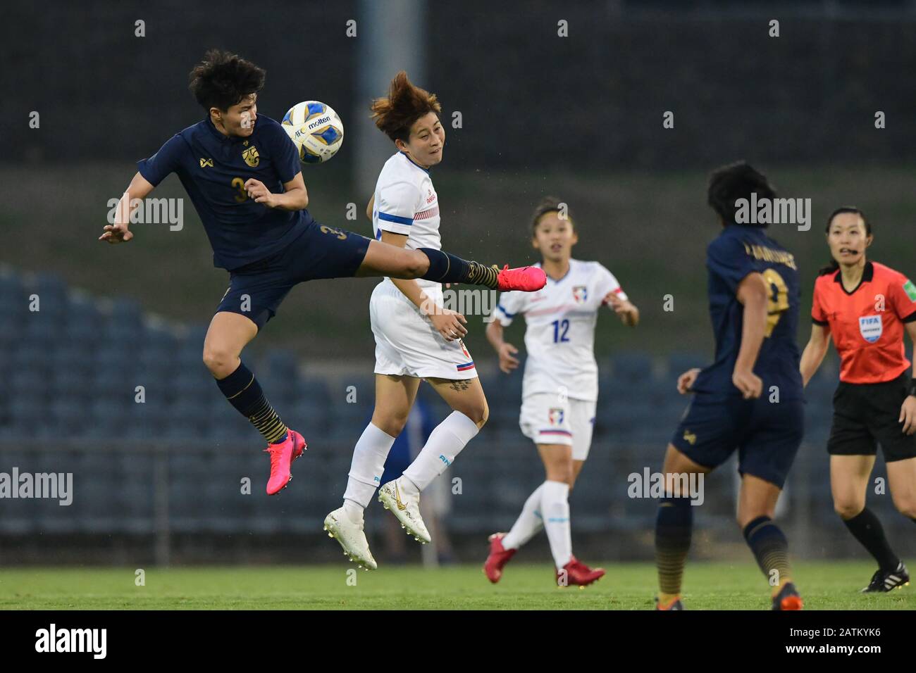 Silawan Intamee (a sinistra) e Jhou li-shan (a destra) di Taipei cinese sono visibili in azione durante la partita del torneo olimpico di qualificazione femminile 2020 AFC tra la Thailandia e Taipei cinese al Campbelltown Sports Stadium di Leumeah.(punteggio finale; Thailandia 0:1 Taipei cinese) Foto Stock