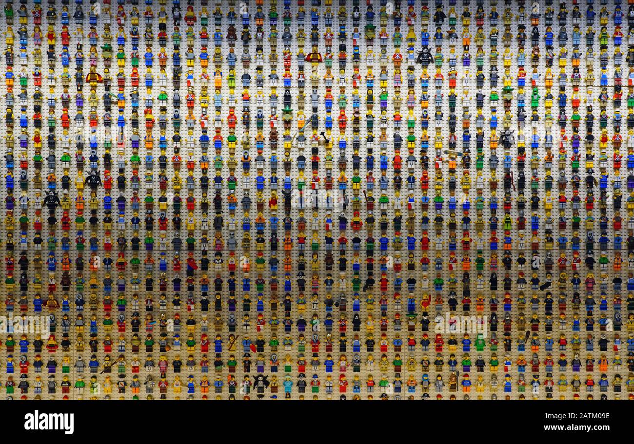 Carlsbad, CA -4 JAN 2020 - Vista di una parete di mini personaggi Lego al Legoland Hotel a Legoland California, un parco divertimenti a tema basato su giocattoli Lego Foto Stock