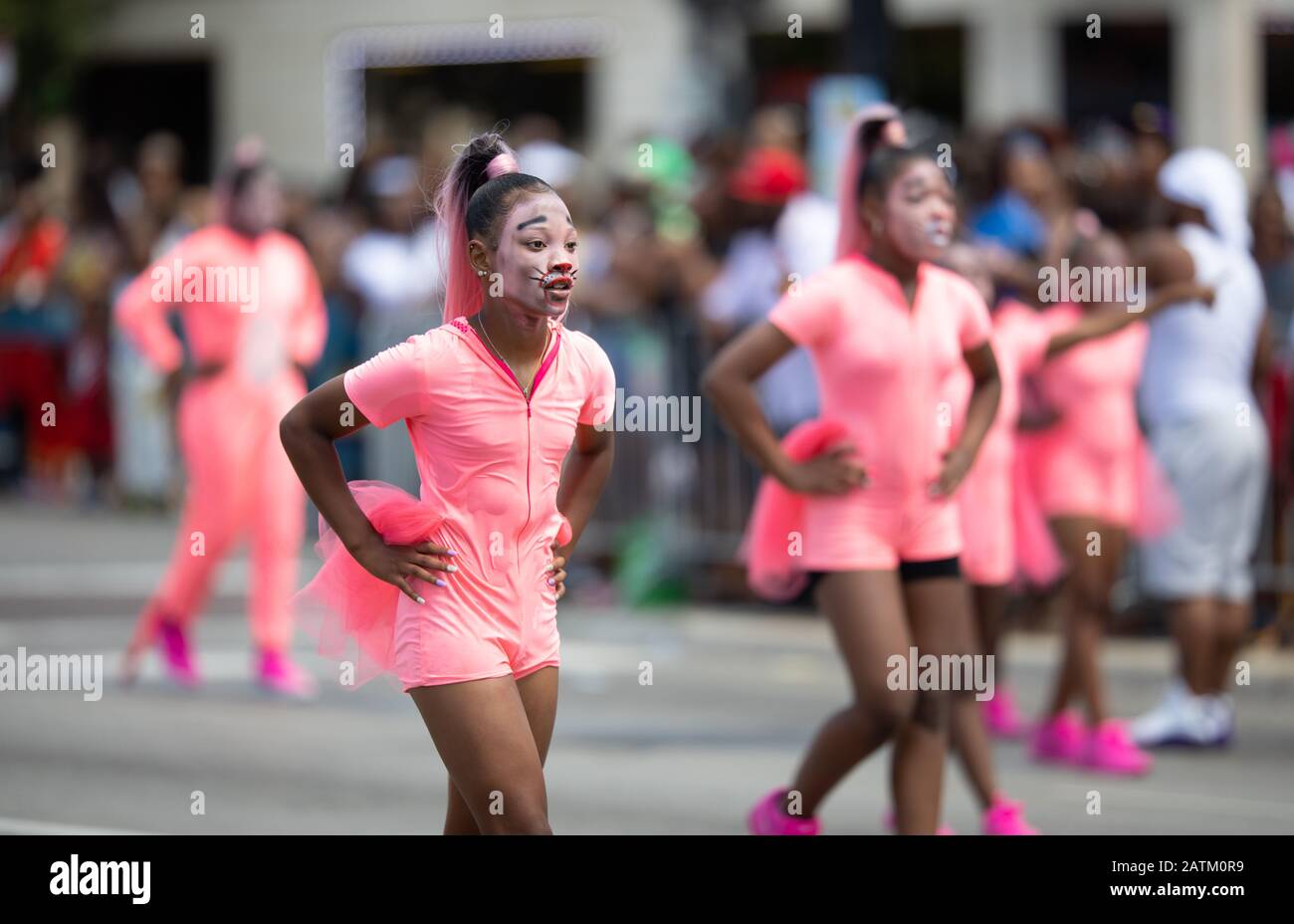 Chicago, Illinois, USA - 8 agosto 2019: La Bud Billiken Parade, Empire Dancers, che esegue una danza a tema Pink Panther Foto Stock