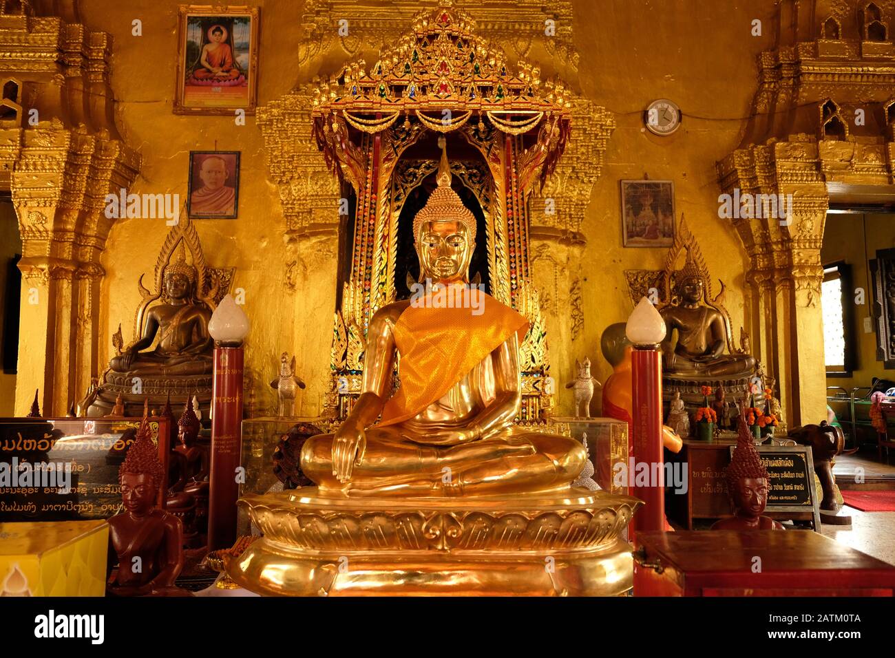 Vientiane Laos - statua dorata del Buddha nel tempio Wat si Muang Foto Stock