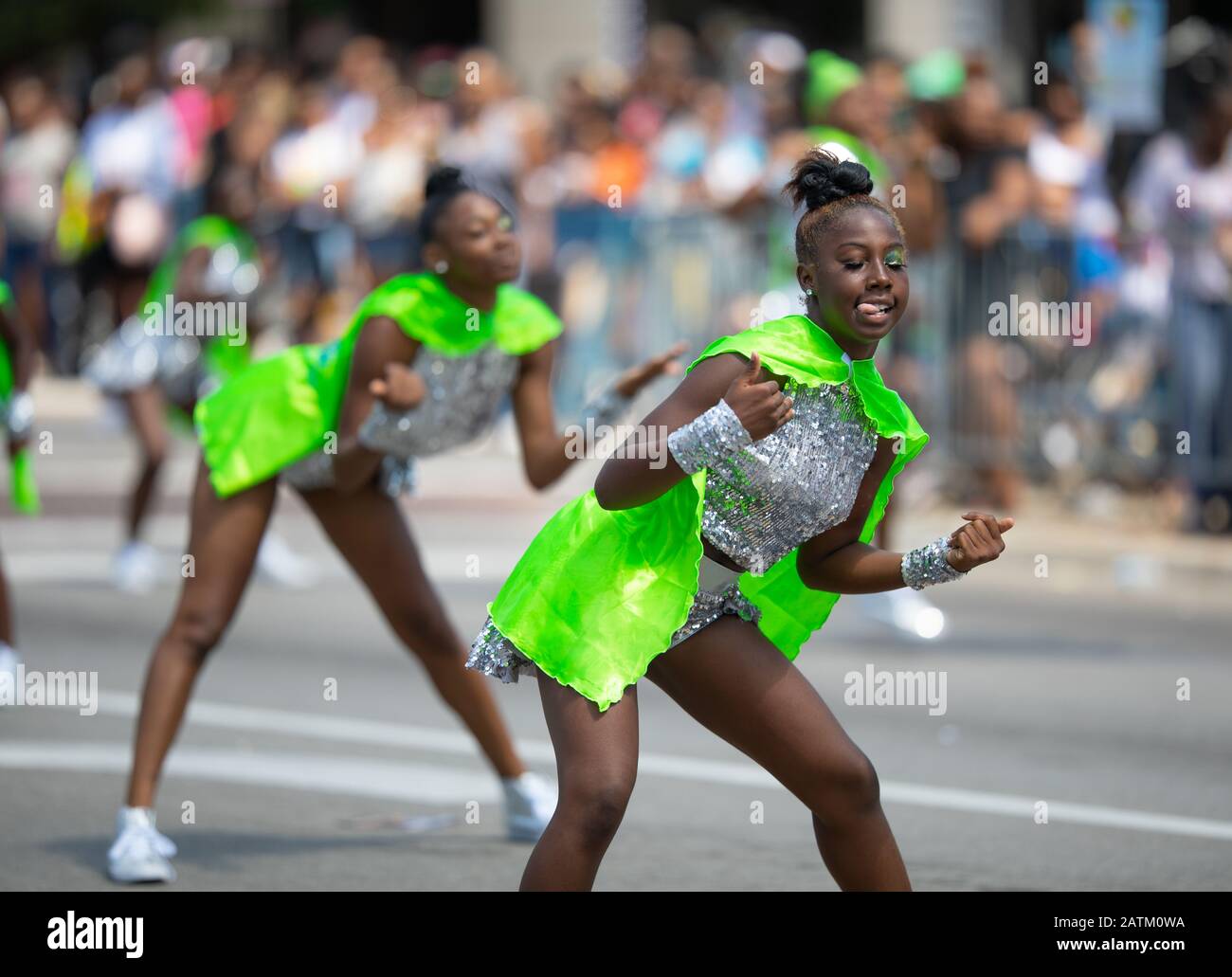 Chicago, Illinois, USA - 8 agosto 2019: Bud Billiken Parade, membri della squadra di danza PTQ che si esibisce alla parata Foto Stock