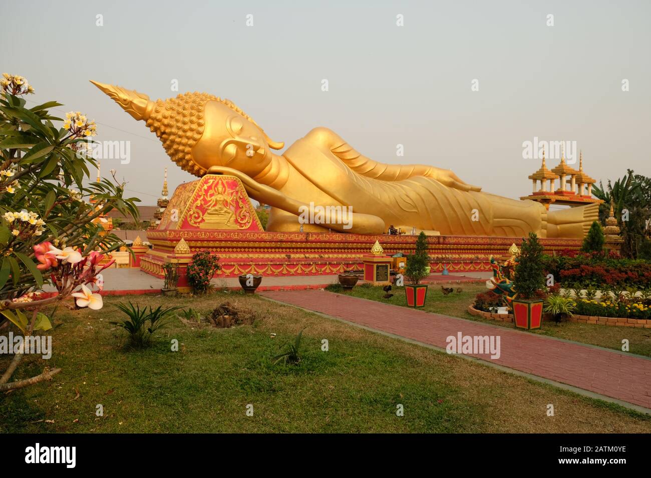 Vientiane Laos - Reclining Buddha A Wat That Luang Tai Foto Stock