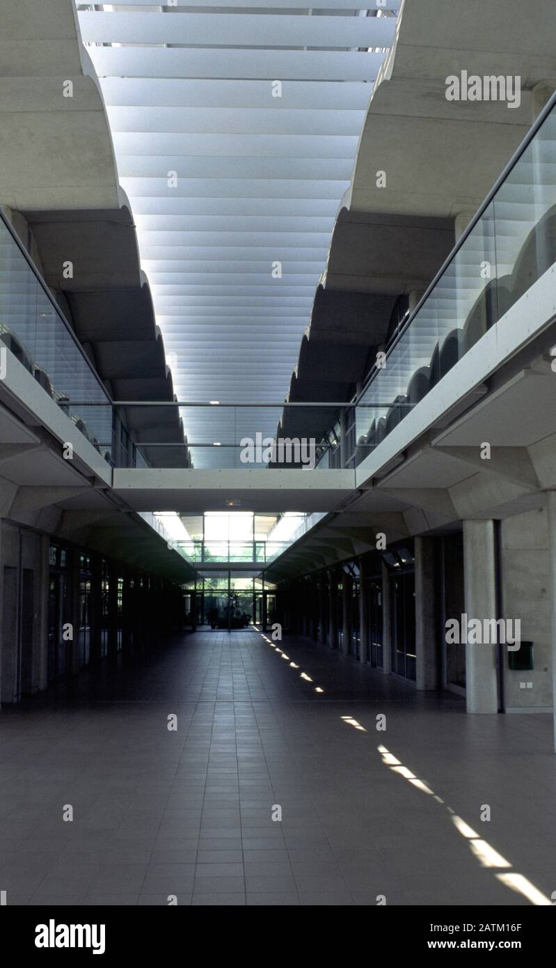 LYCÉE ALBERT CAMUS FRÉJUS VAR FRANCE 1996 - DESIGNED BY N.FOSTER AND PARTNERS - MODERN VINTAGE ARCHITECTURE - FOTOGRAFIA A COLORI © F. BEAUMONT Foto Stock