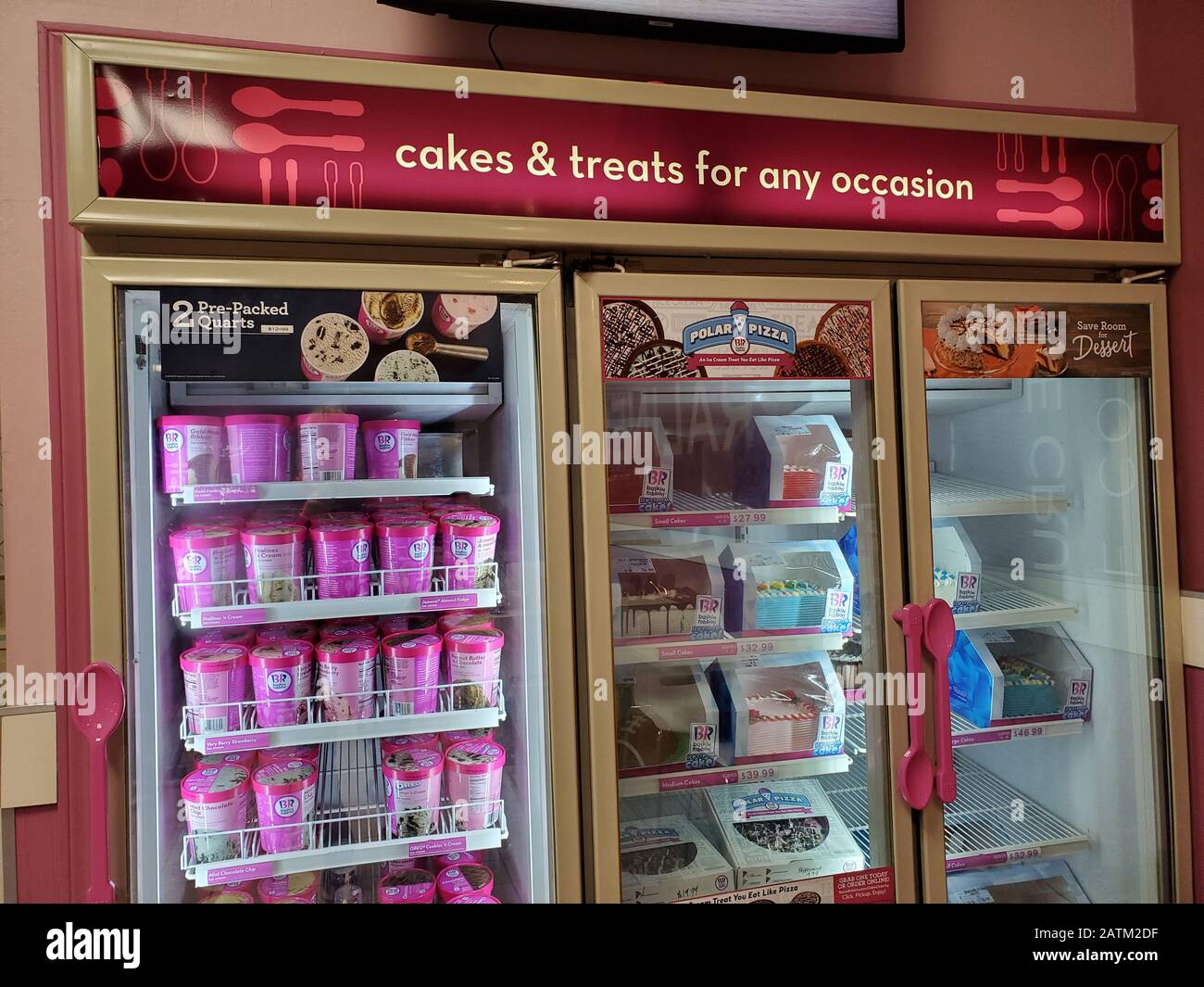 Interni al gelateria Baskin Robbins, San Ramon, California, con torte e gelati visibili nel congelatore, 16 gennaio 2020. () Foto Stock