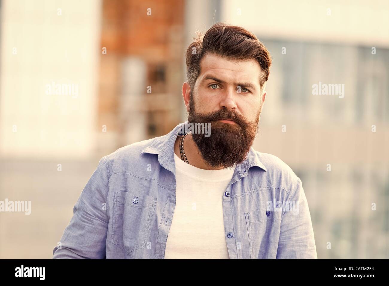 Un parrucchiere per uomo. l'uomo barbuto all'aperto. Coppia hipster con la barba. Uomo Barbuto. Fiducioso e bello uomo brutale. Capelli e barba care. Barbiere maschio cura. brutale caucasian hipster con baffi. Foto Stock