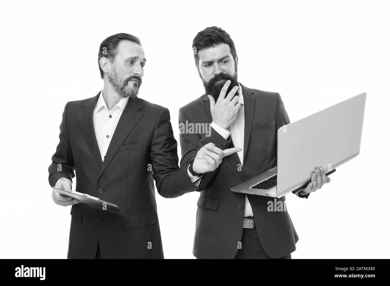 Business plan. Business director boss o navigare in internet. Discutere i progressi. I colleghi lavorano insieme. Il software per la contabilità. Riunione di affari. Uomo Barbuto manager mostra una relazione finanziaria portatile. Foto Stock